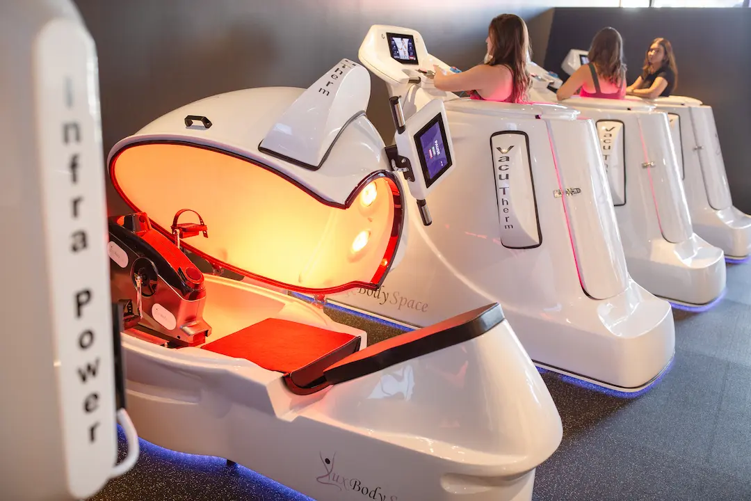Row of VacuTherm machines with the Infra Power red light unit at Lux Body Space